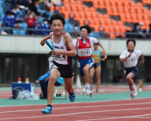 小学男子４００メートルリレー決勝　１位でゴールした但馬ＡＣのアンカー南光海翔＝ユニバー記念競技場（撮影・小林良多）