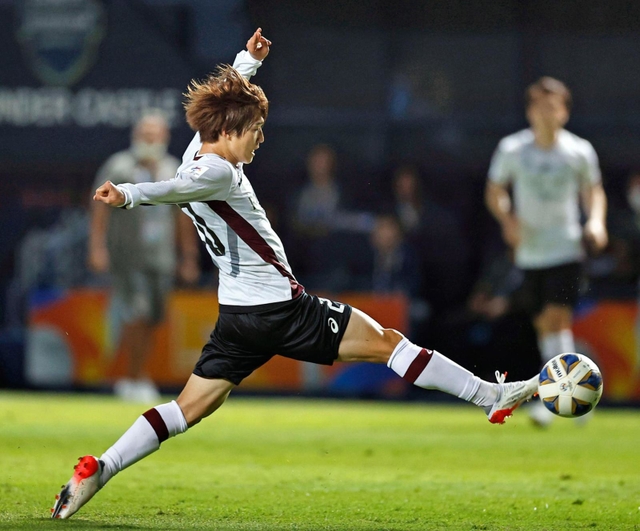 チェンライ戦の前半、攻め込む神戸・井上＝ブリラム（共同）