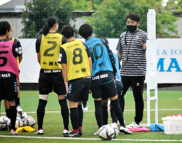 大一番に向け、ＩＮＡＣ神戸の選手たちに指示を出す星川監督（右端）＝26日、神戸市東灘区、神戸レディースフットボールセンター　