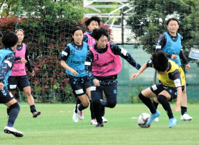 大一番に向け、練習に熱が入る高瀬（３）らＩＮＡＣ神戸の選手たち＝26日、神戸市東灘区、神戸レディースフットボールセンター