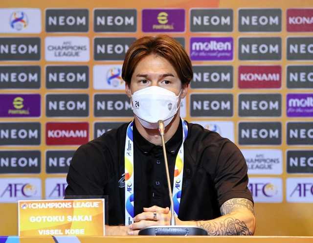 前日会見で最終戦への意気込みを語る神戸のＤＦ酒井＝ブリラムⓒＶＩＳＳＥＬ　ＫＯＢＥ