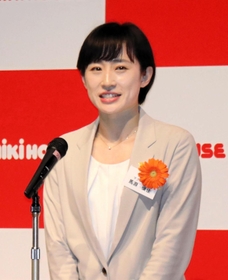 入社式で抱負を語る馬淵優佳＝大阪府八尾市のミキハウス本社