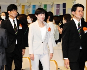 入社式の会場に入る馬淵優佳（中央）＝大阪府八尾市のミキハウス本社