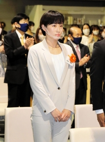 真剣な表情で入社式に臨む飛び込みの馬淵優佳＝大阪府八尾市