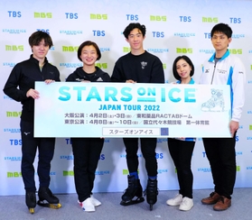 公開リハ-サルに合わせて会見したフィギュアスケート女子の坂本花織（左から２人目）、三浦璃来（同４人目）ら＝大阪府門真市（(c)ＳＴＡＲＳ　ｏｎ　ＩＣＥ）