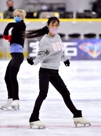 アイスショーの公開リハーサルに参加し、軽やかな滑りを見せた三原舞依＝大阪府門真市（撮影・小林良多）