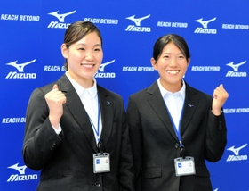 入社式後に会見で笑顔を見せる競泳の白井璃緒（左）と陸上の児玉芽生＝大阪市