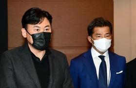 パワーハラスメント問題などについて見解を述べるヴィッセル神戸の三木谷浩史会長（左）と永井秀樹ＳＤ＝神戸市兵庫区、ノエビアスタジアム神戸（撮影・中西幸大）