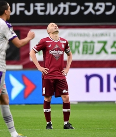 神戸－京都　後半ロスタイム、京都に決定的な３点目を奪われ天を仰ぐ神戸のイニエスタ＝ノエビアスタジアム神戸（撮影・中西幸大）