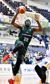 西宮ー仙台　第４クオーター　ゴール下に攻め込む西宮のムボジ（Ｃ）B.LEAGUE