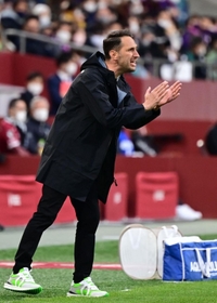 神戸－京都　後半、指示を送る神戸のリュイス監督＝ノエビアスタジアム神戸（撮影・中西幸大）