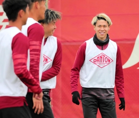 即戦力として期待が懸かる神戸のＭＦ橋本拳人（右）＝いぶきの森球技場ⓒＶＩＳＳＥＬ　ＫＯＢＥ