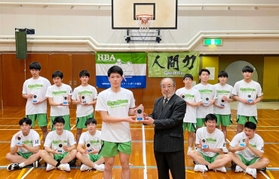 兵庫県バスケットボール協会の八木善生会長（中央右）から表彰されたゴッドドアのメンバー＝神戸市内（提供写真）