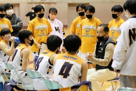 兵庫県高校新人大会のバスケットボール女子ブロック決勝で、寺井俊之コーチ（右から３人目）の話を聞く鳴尾のメンバー＝３月２８日、豊岡市立総合体育館