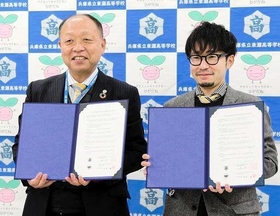 松竹芸能と教育活動支援に関する協定書を交わすなど、東灘高校長時代はユニークな発想で知られた徳山学さん（左）＝神戸市東灘区深江浜町