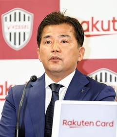 ヴィッセル神戸・永井秀樹スポーツダイレクター＝４月８日、ノエビアスタジアム神戸（Ｃ）ＶＩＳＳＥＬ　ＫＯＢＥ