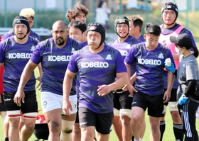 神戸の屋台骨を支えてきたプロップ山下裕（中央）＝神鋼灘浜グラウンド