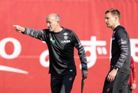 古巣であるＣ大阪との初陣に向け、選手たちを指導する神戸のロティーナ監督（左）＝いぶきの森球技場ⓒＶＩＳＳＥＬ　ＫＯＢＥ