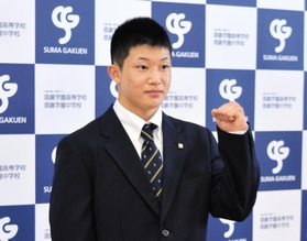 須磨学園高の入学式に出席後、報道陣の取材に応じる飛び込みの玉井陸斗＝神戸市須磨区の同校