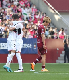 セレッソ大阪に０ー１で敗れ、ピッチで肩を落とすヴィッセル神戸の大迫勇也（右）。開幕１０戦未勝利とクラブワースト記録を更新した＝ノエビアスタジアム神戸（撮影・小林良多）