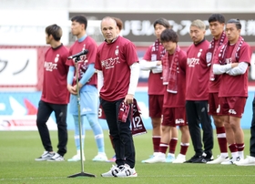 アジアチャンピオンズリーグ１次リーグを前にした壮行会であいさつするヴィッセル神戸のイニエスタ＝ノエビアスタジアム神戸（撮影・小林良多）
