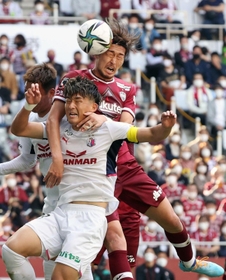 神戸-Ｃ大阪　後半ロスタイム、神戸の菊池がヘディングシュートを放つがポストに当たり、得点ならず（撮影・小林良多）