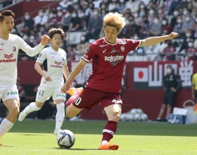 神戸-Ｃ大阪　前半、シュートを放つ神戸の大迫＝ノエビアスタジアム神戸（撮影・小林良多）