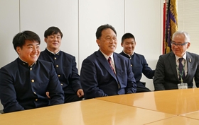 兵庫勢で初めての全国制覇を果たした全国高校選抜ラグビー大会を振り返る報徳の（左から）植浦慎仁主将、木谷光選手、西條裕朗監督、海老沢琥珀選手、元田利幸校長＝１４日、神戸市中央区東川崎町１、神戸新聞本社（撮影・秋山亮太）