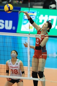 今季の最高殊勲選手賞に輝いた久光の井上愛里沙（右）＝３月26日、グリーンアリーナ神戸