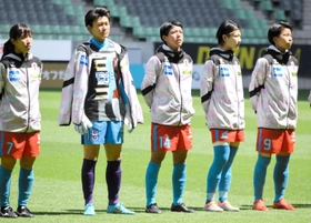 ＩＮＡＣ神戸－長野　バセドー病による休養を経て、公式戦復帰を果たしたＩＮＡＣ神戸のＦＷ京川舞（左から３人目）＝神戸市兵庫区のノエビアスタジアム神戸