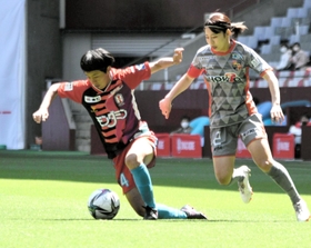 ＩＮＡＣ神戸－長野　バセドー病による休養を経て、公式戦復帰を果たしたＩＮＡＣ神戸のＦＷ京川舞（左）＝神戸市兵庫区のノエビアスタジアム神戸