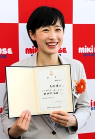 ミキハウスの入社式で辞令を手に笑顔を見せる馬淵優佳＝１日、大阪府八尾市の同社本社