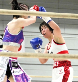 日本女子バンタム級タイトルマッチで攻める挑戦者の満田美紀（右）