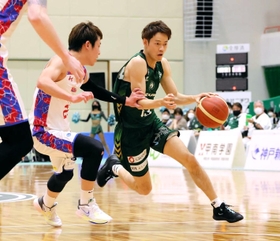 西宮-熊本　第２クオーター、ドリブルで切り込む西宮の道原（右）（Ｃ）B.LEAGUE