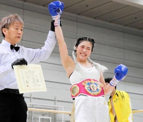 ＷＢＯアジア・パシフィック女子バンタム級の新王者になり喜ぶ赤林檎（右）