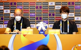 ＡＣＬ１次リーグ初戦に向けた公式会見に臨む神戸のロティーナ監督（左）と扇原＝ブリラム（Ｃ）ＶＩＳＳＥＬ　ＫＯＢＥ