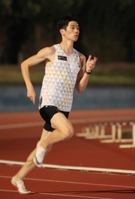 男子８００メートルで兵庫記録を更新し、日本記録も見据える四方悠瑚＝尼崎市のベイコム陸上競技場（撮影・吉田敦史）