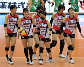 ＪＴ戦で第２セットを奪われ、肩を落とす姫路の選手たち＝３月２６日、グリーンアリーナ神戸