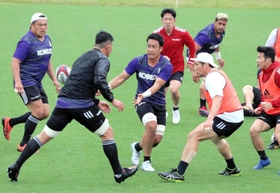 初先発のチャンスをつかんだ神戸のフランカー井上（中央）＝神鋼灘浜グラウンド