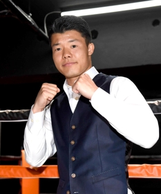 会見後、ポーズを取る亀田和毅＝西宮市のＴＲＹ　ＢＯＸ平成西山ジム（撮影・北村雅宏）