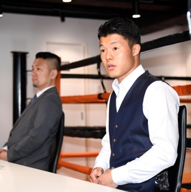 記者の質問に答える亀田和毅（右）とＴＲＹ　ＢＯＸ平成西山ジムの西山一志会長＝西宮市の同ジム（撮影・北村雅宏）