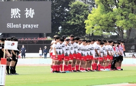 東京ベイ-神戸　試合前、急逝した神戸のヘッドＦＷコーチのカンバーランドさんに黙とうをささげるフィフティーン＝江戸川区陸上競技場