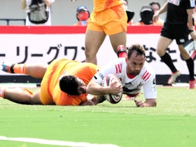 東京ベイ-神戸　前半、追加のトライを決めた神戸のクルーデン＝江戸川区陸上競技場