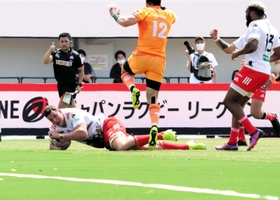 東京ベイ-神戸　前半、追加のトライを決めた神戸のシカリング＝江戸川区陸上競技場
