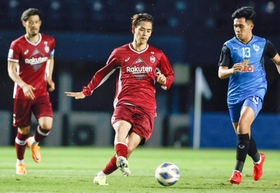 チェンライ戦の前半、パスを出す神戸・汰木（中央）＝ブリラム（共同）