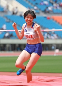 兵庫リレーカーニバル一般・高校女子走り高跳び決勝　１メートル73の跳躍に成功し、ガッツポーズする順大の井上紗耶加（撮影・吉田敦史）