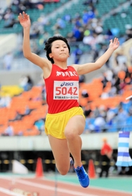 兵庫リレーカーニバル小学女子走り幅跳び決勝　４メートル63の大会新記録で優勝した加古川ＲＣの藤原瞭希（撮影・吉田敦史）
