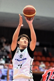 佐賀-西宮　第１クオーター、シュートを放つ西宮の中西（Ｃ）B.LEAGUE
