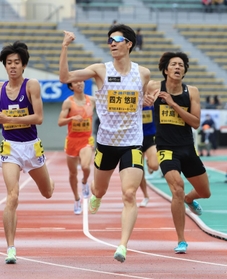 グランプリ男子８００メートル決勝　１分４７秒４１の大会新記録で優勝した四方悠瑚（中央）＝撮影・吉田敦史