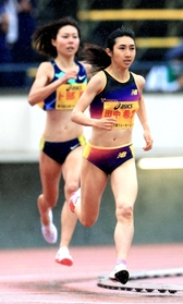 グランプリ女子１５００メートル決勝　４分１０秒６０で優勝した豊田自動織機の田中希実（手前）＝撮影・鈴木雅之